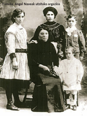 Familia. Angel Naveak utzitako argazkia