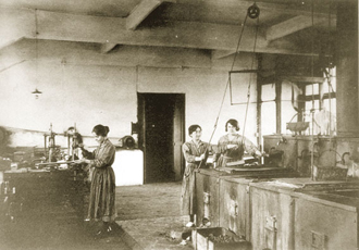 Emakumeak industrian. Gernikako Bakearen Museoari Gernikazarrak utzitako argazkia