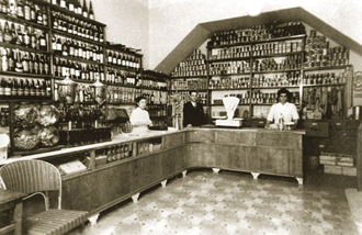 Bollar konfiteria 60.ko hamarkadan. Gernikako Bakearen Museoari Gernikazarrak utzitako argazkia