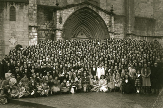 Emakume taldea Andra Mari elizaren aurrean. Jose Luis Abaunzaren bilduma