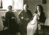 Juanita Mugartegi eta beste bi emakume josten. Gernikazarra Historia Taldeari erositako argazkia