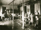 Emakumeak Los Pirineos lantegian. Gernikako Bakearen Museoari Gernikazarrak utzitako argazkia