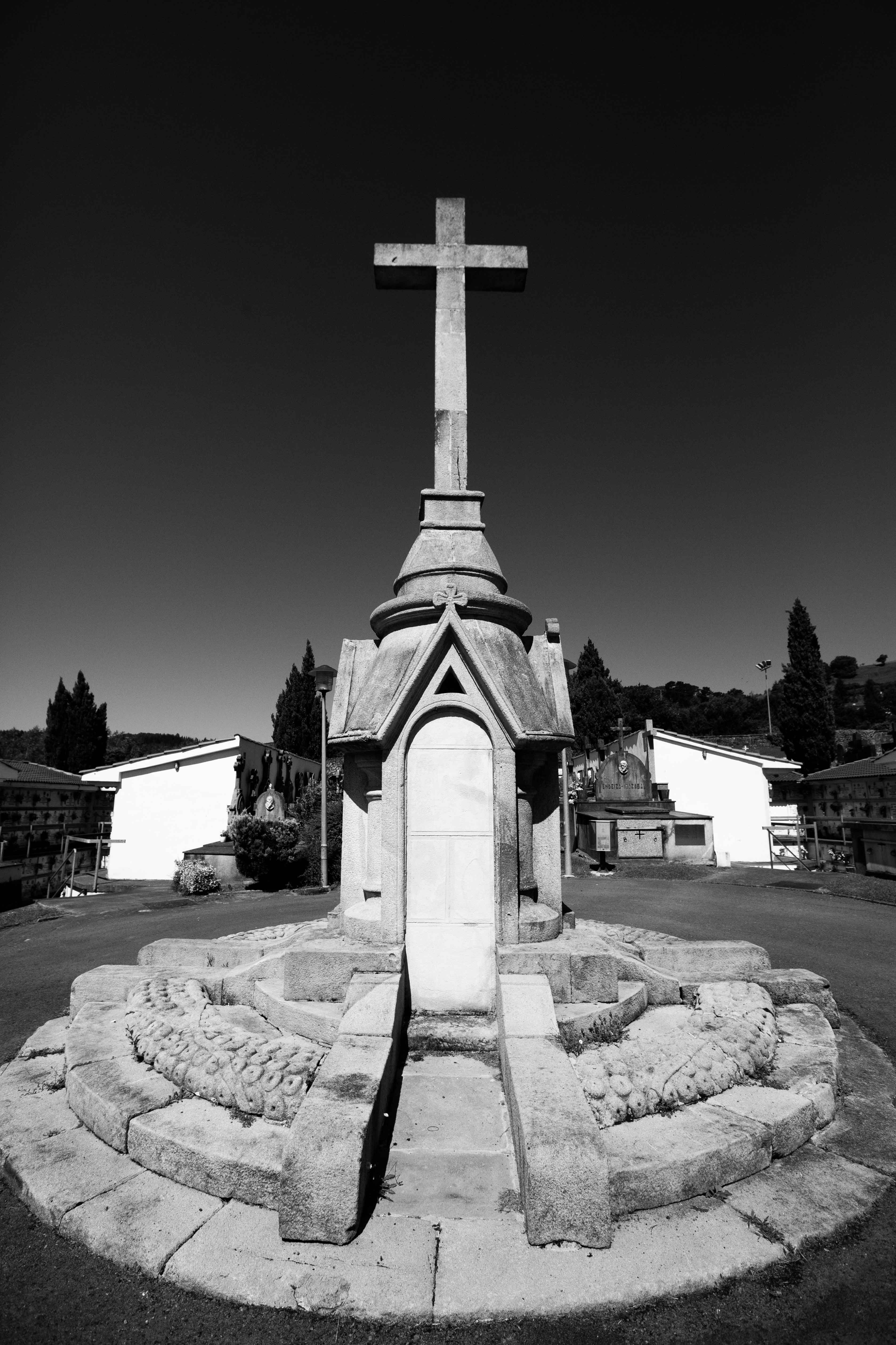 cripta acabada en cruz cementerio gernika